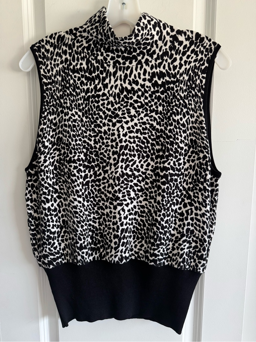 Willi Smith Black & White Sleeveless Mock Neck Leopard Print knit Top
